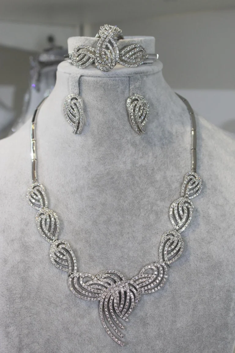 Clear Striped Leaf V Jewelry Set — product view