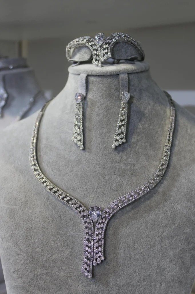 Clear Geometric V Drop Jewelry Set — product view