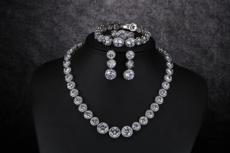 Clear Bold Round Halo Jewelry Set — product view