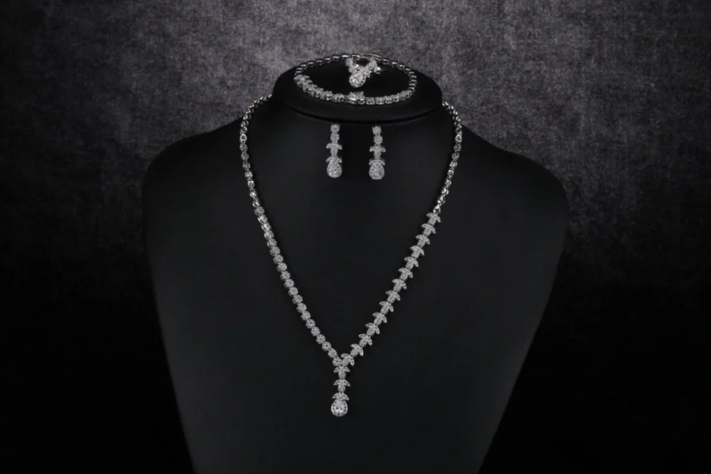 Clear Pointed Link Pendant Jewelry Set — product view