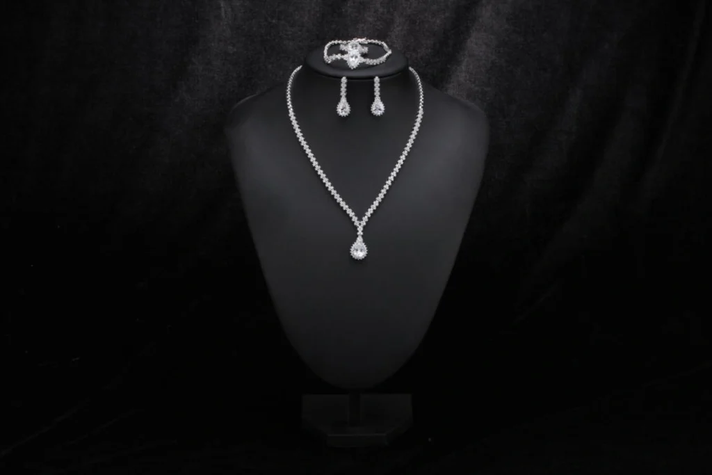 Clear Delicate Teardrop Pendant Jewelry Set — product view